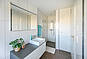 Heller Schlafbereich mit Fenster und Bett