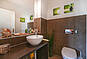 Modernes Badezimmer mit kompakter Dusche und Doppelwaschtisch