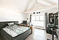 Schlafzimmer mit Doppelbett und Kleiderschrank
