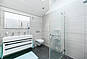 Modernes Badezimmer mit Dusche und Waschtisch