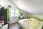 Helles Schlafzimmer mit Fenster und Doppelbett
