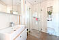 Helles modernes Badezimmer