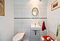 Helles, modernes Badezimmer mit Badewanne