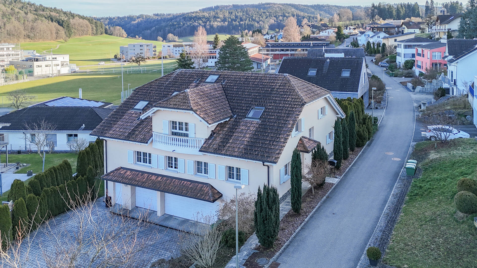 Luftaufnahme eines Einfamilienhauses in ruhiger Wohnlage