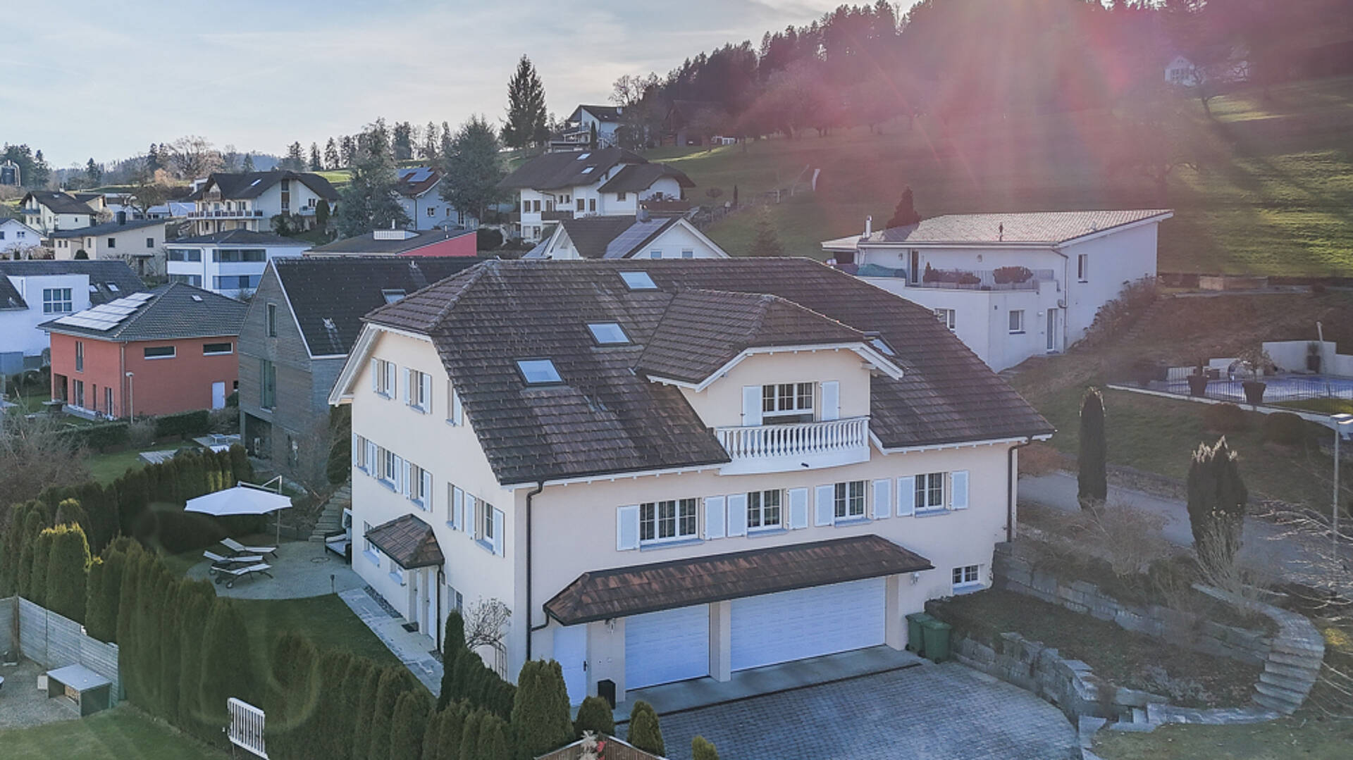 Drohnenaufnahme eines Einfamilienhauses in Hanglage