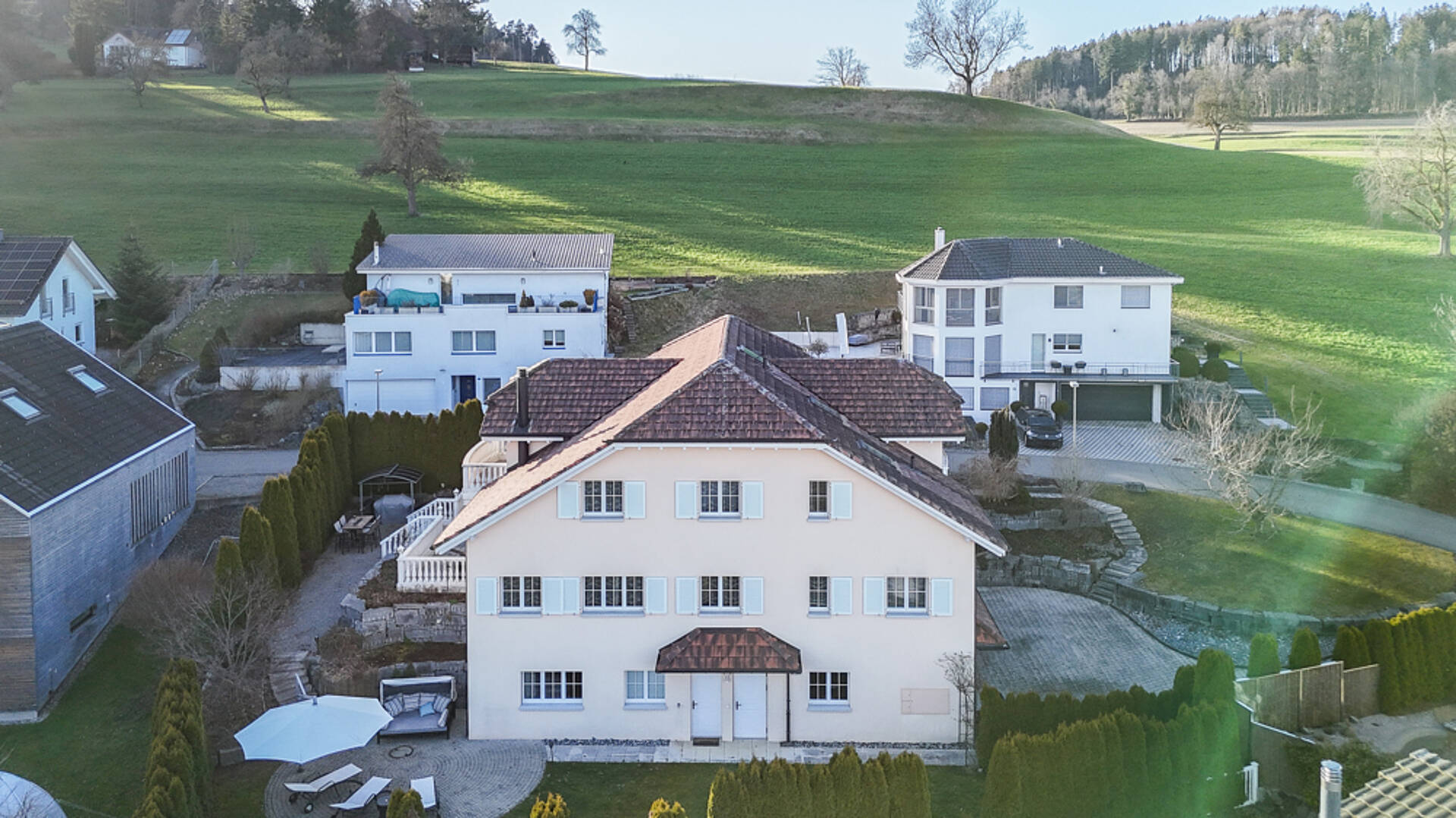 Luftaufnahme eines Wohnhauses in ländlicher Hanglage