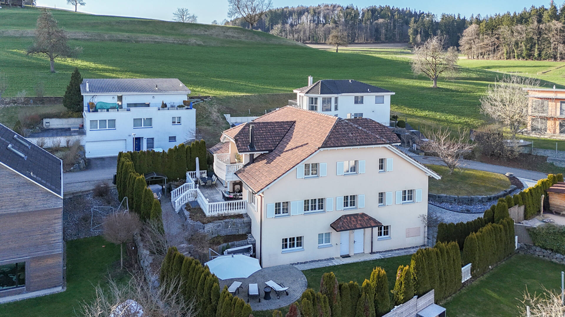 Luftaufnahme eines Wohnhauses in ländlicher Umgebung