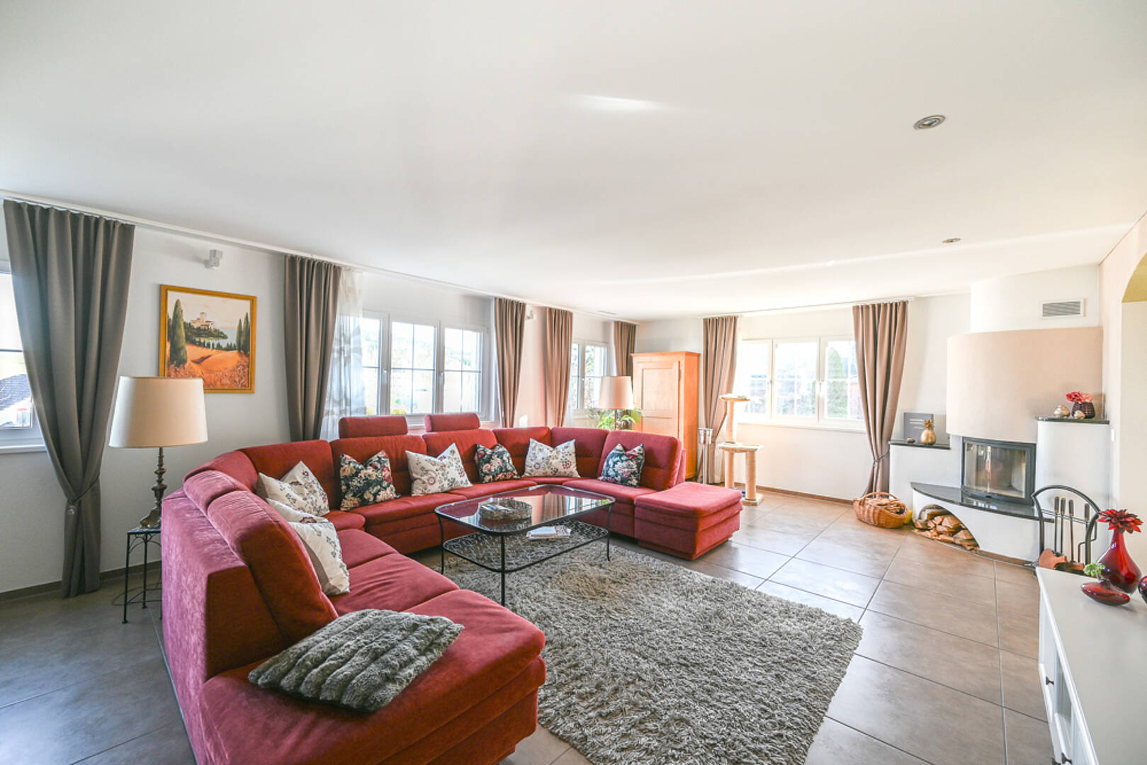Großzügiges Wohnzimmer mit Ecksofa und Kamin