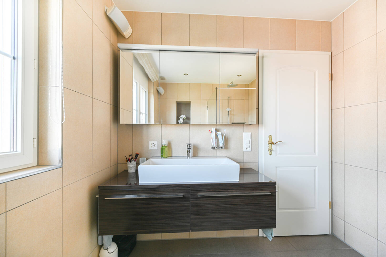 Modernes Badezimmer mit Doppelwaschtisch