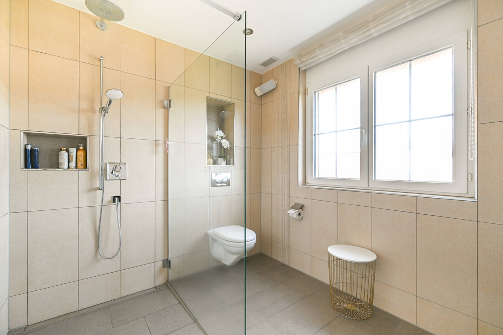 Modernes Badezimmer mit ebenerdiger Dusche und WC