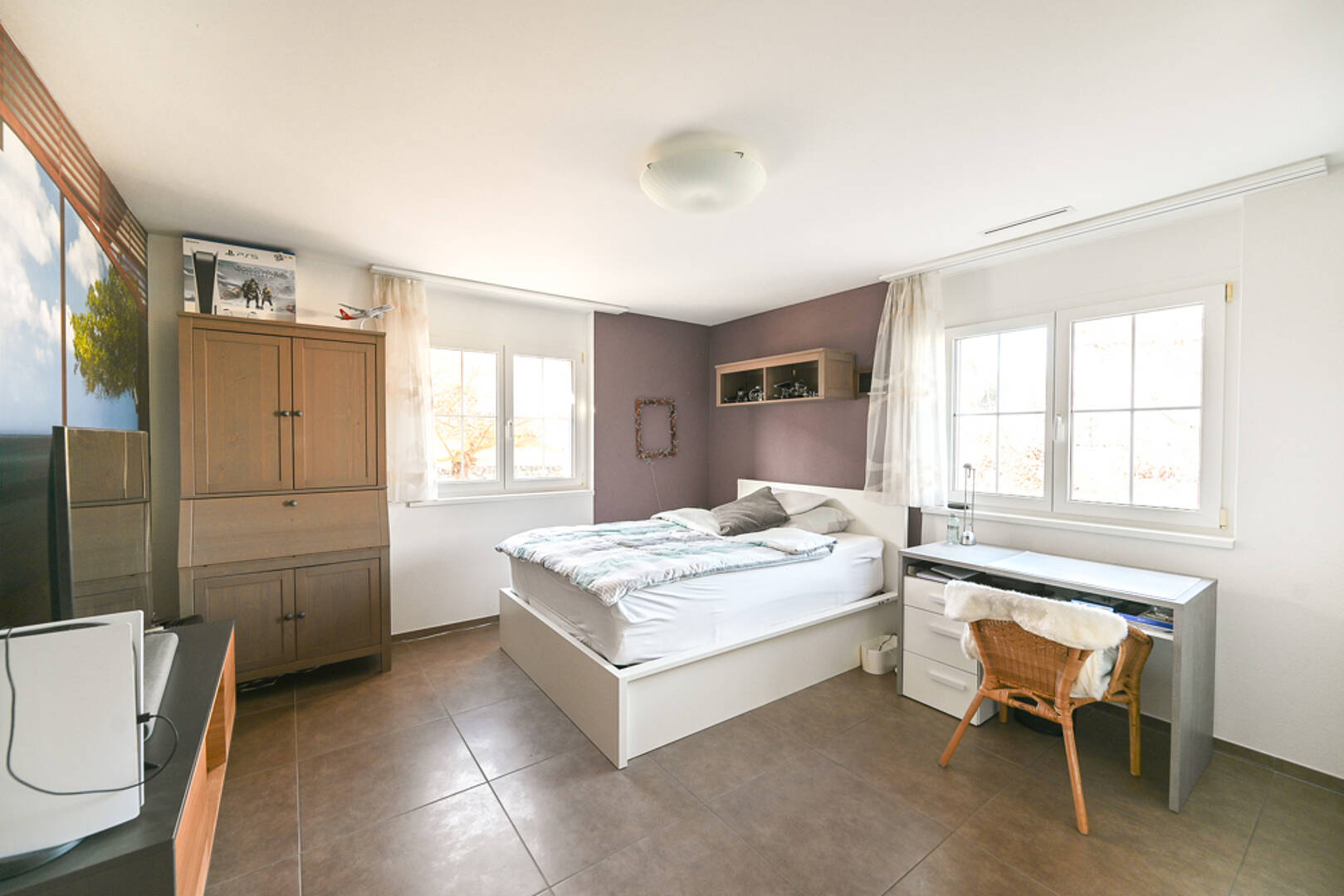 Helles Schlafzimmer mit Arbeitsbereich