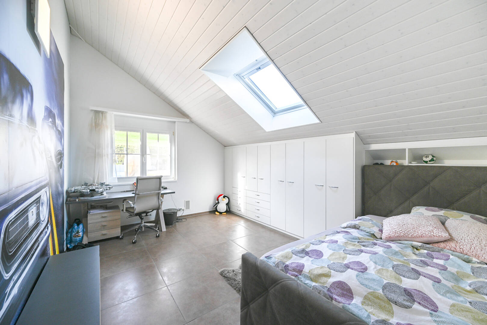 Helles Dachgeschoss-Schlafzimmer mit Arbeitsbereich