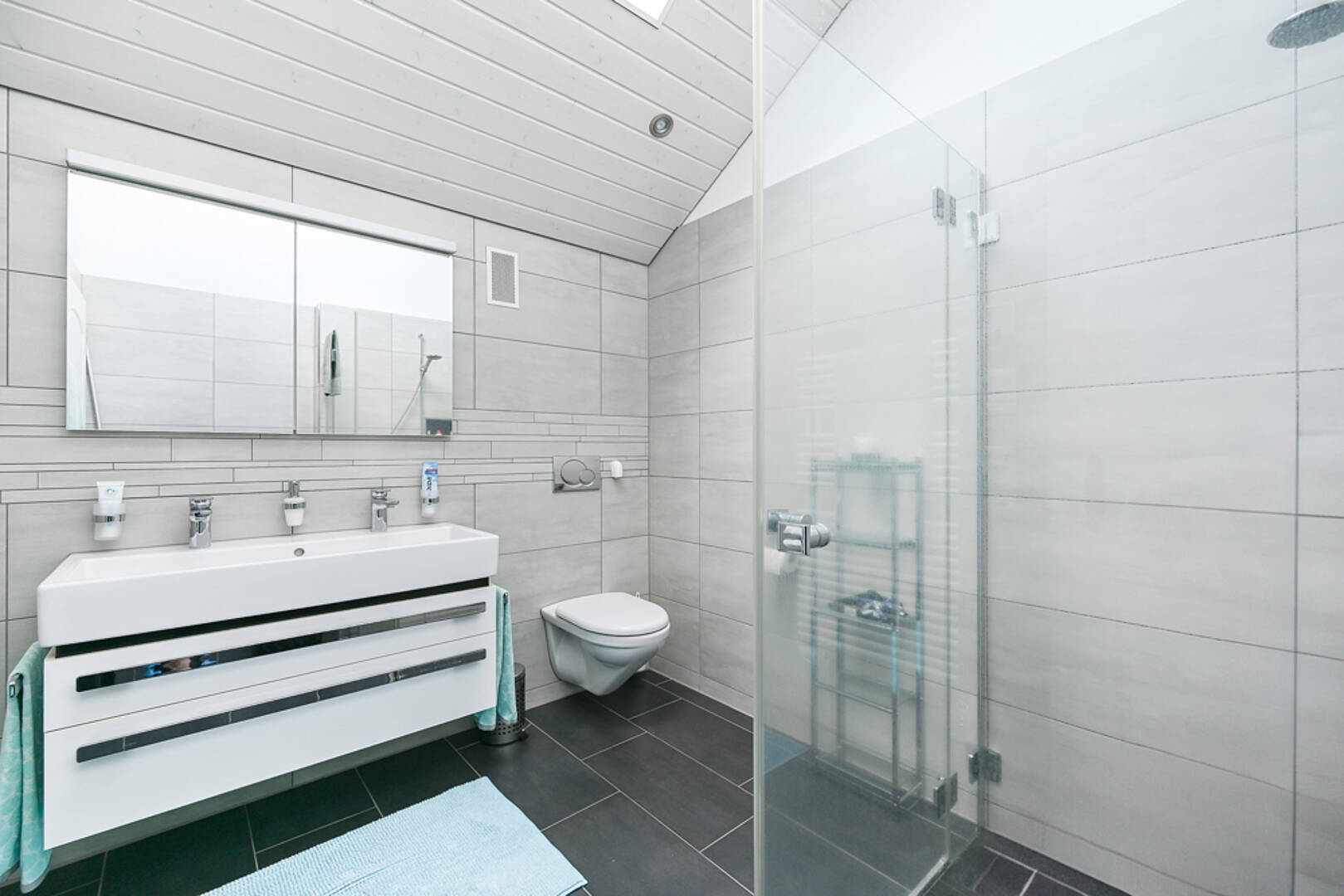Modernes Badezimmer mit Dusche und Wand-WC