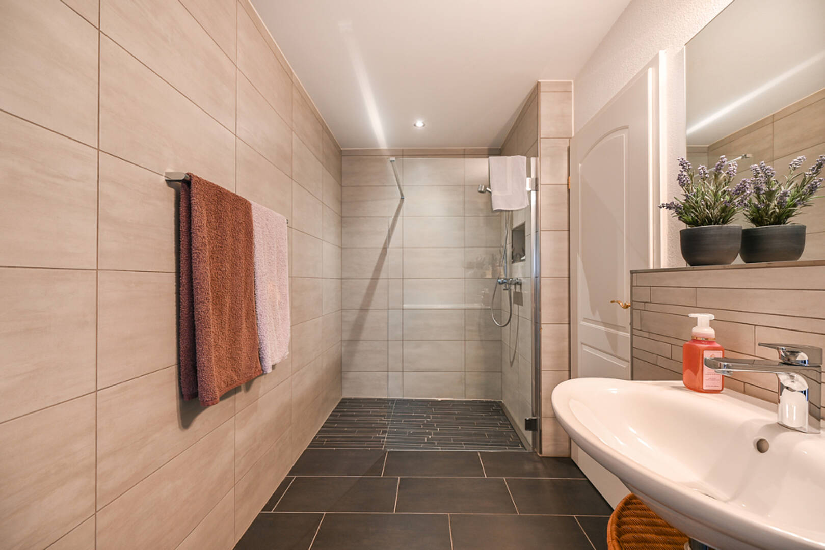 Modernes Badezimmer mit begehbarer Dusche