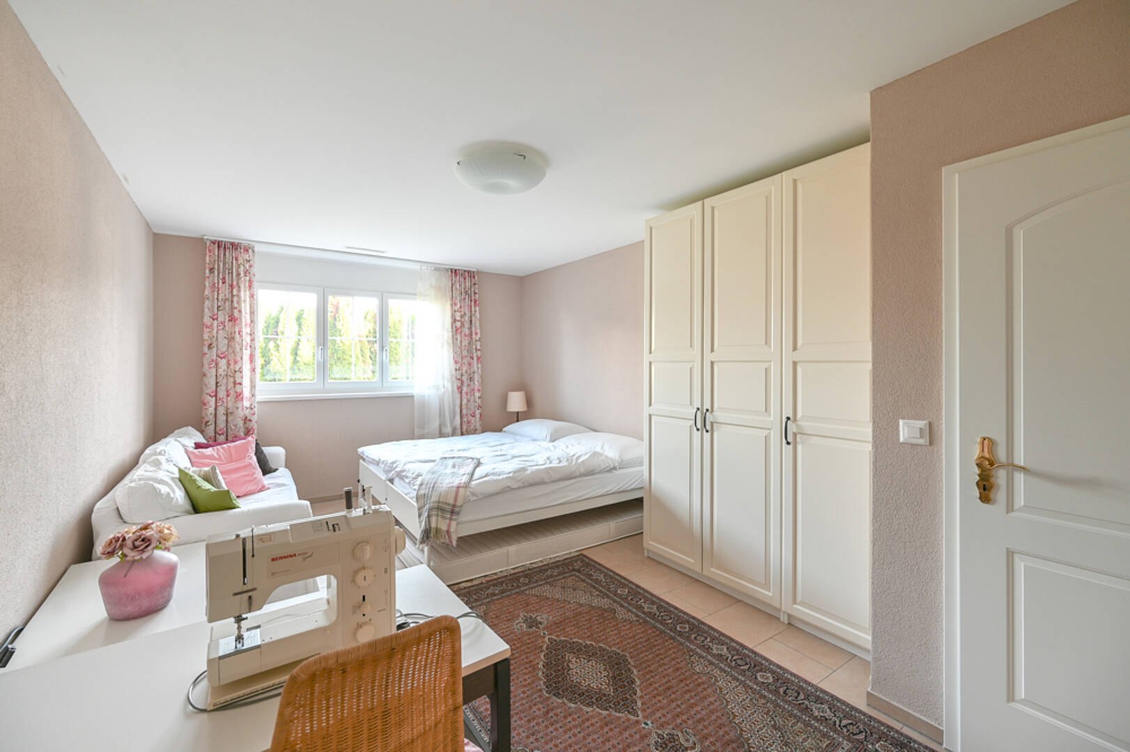 Helles Schlafzimmer mit Arbeitsbereich