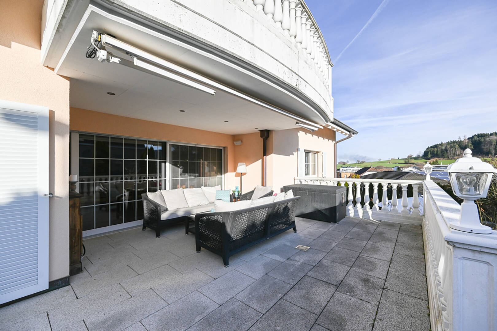 Terrasse mit Sitzgruppe und Blick ins Grüne