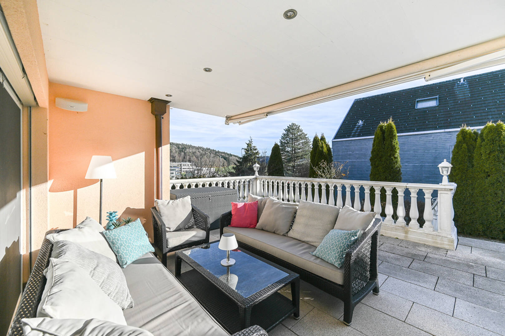 Gemütliche Terrasse mit Sitzgruppe