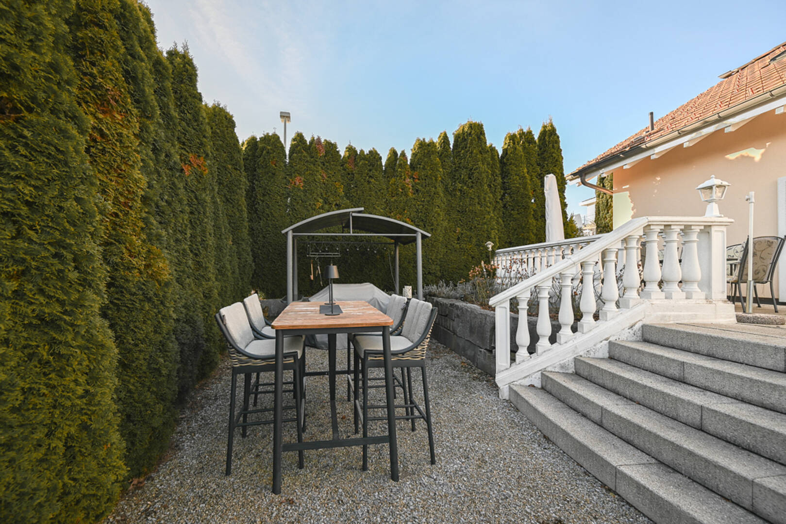 Terrasse mit Essgruppe und Treppenaufgang