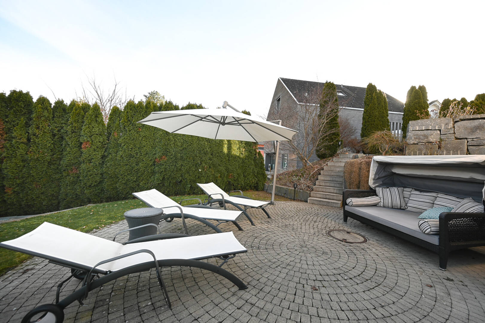 Terrasse mit Gartenmöbeln