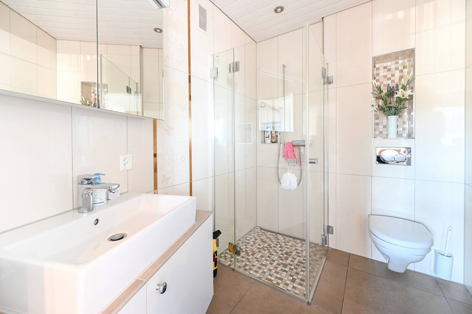 Modernes Badezimmer mit Glasdusche und WC