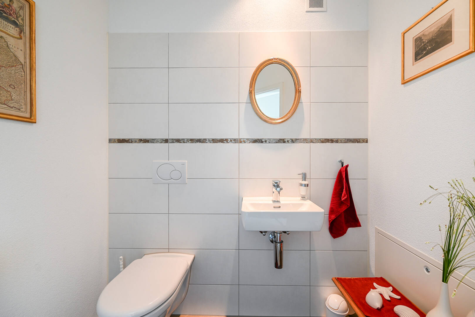 Gäste-WC mit Wandtoilette und kleinem Waschtisch