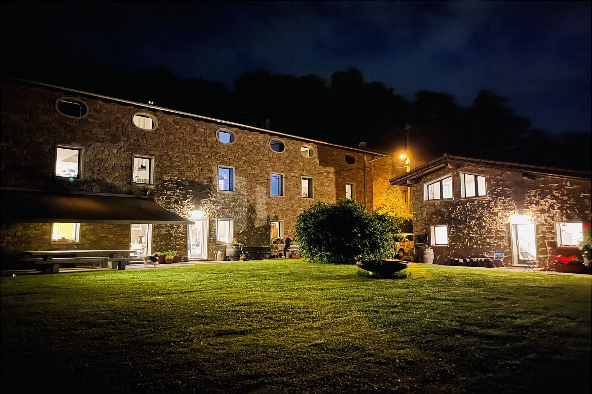 Historisches Steinhaus bei Nacht mit beleuchtetem Innenhof