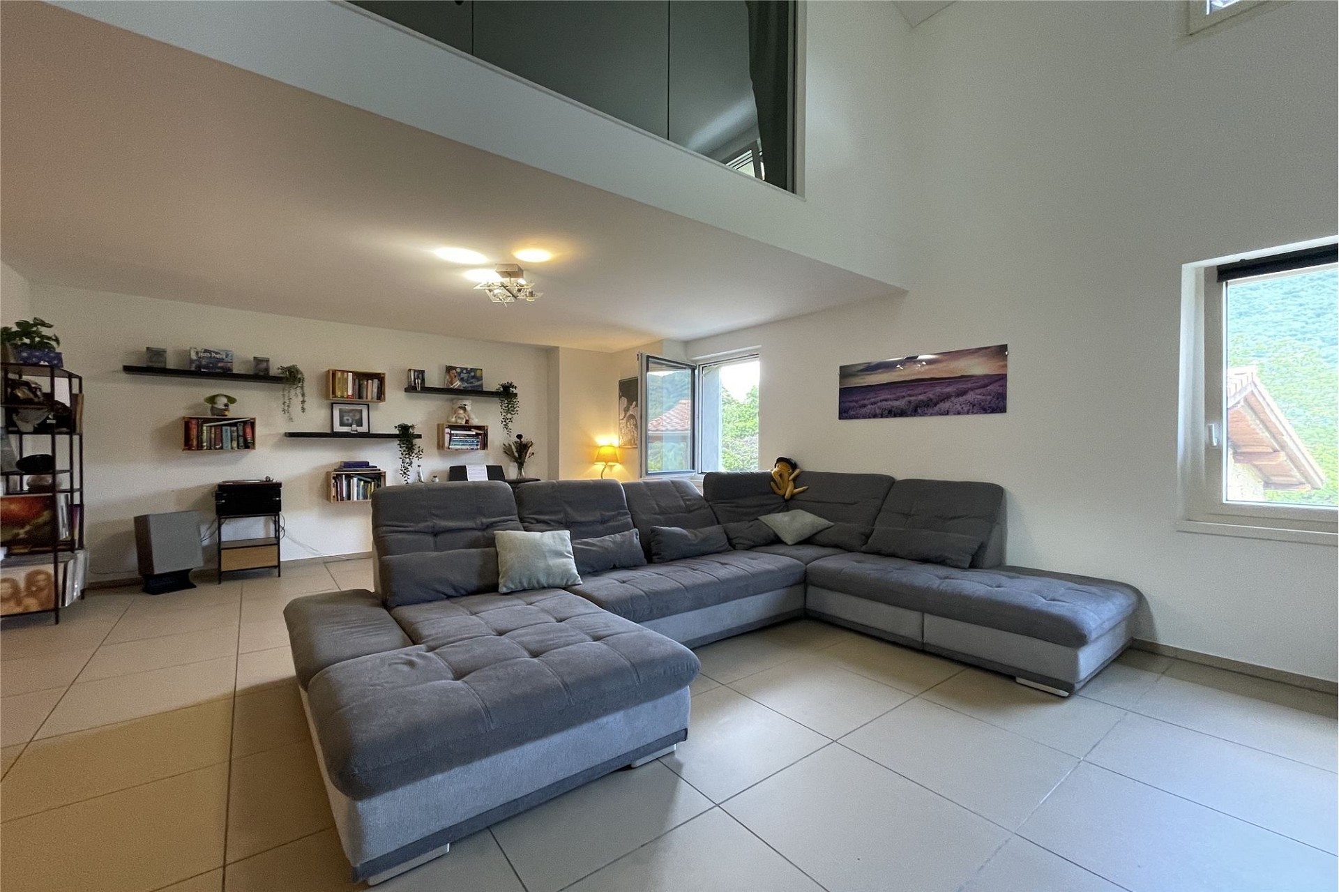 Großzügiges Wohnzimmer mit Galerie