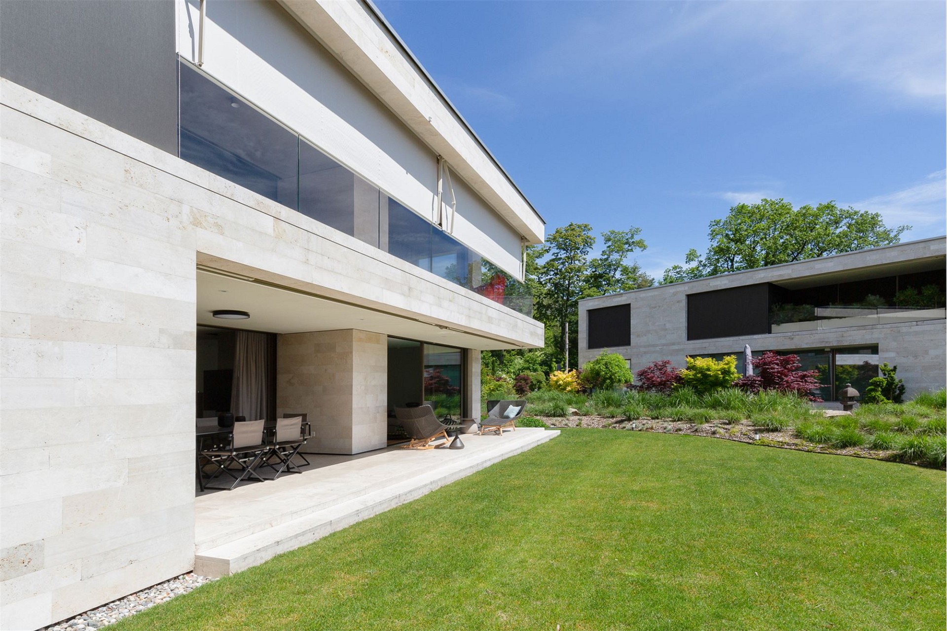 Modernes Haus mit großzügigem Garten