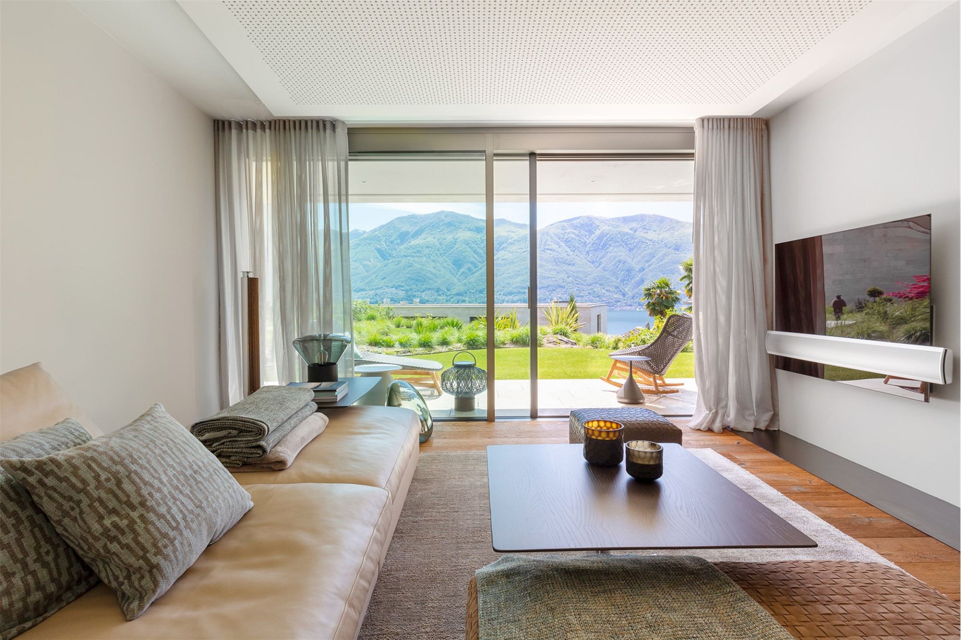 Moderner Wohnraum mit Panoramablick auf Berge und Wasser