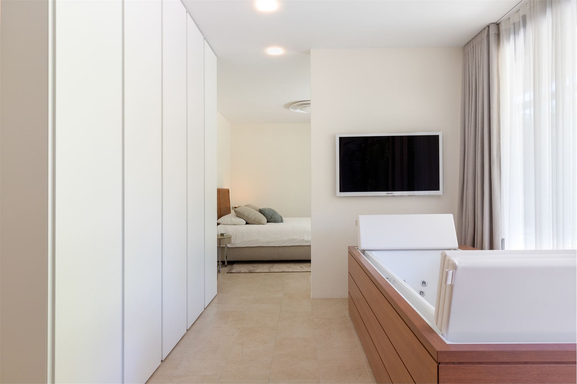 Helles modernes Schlafzimmer mit Spa-Bereich