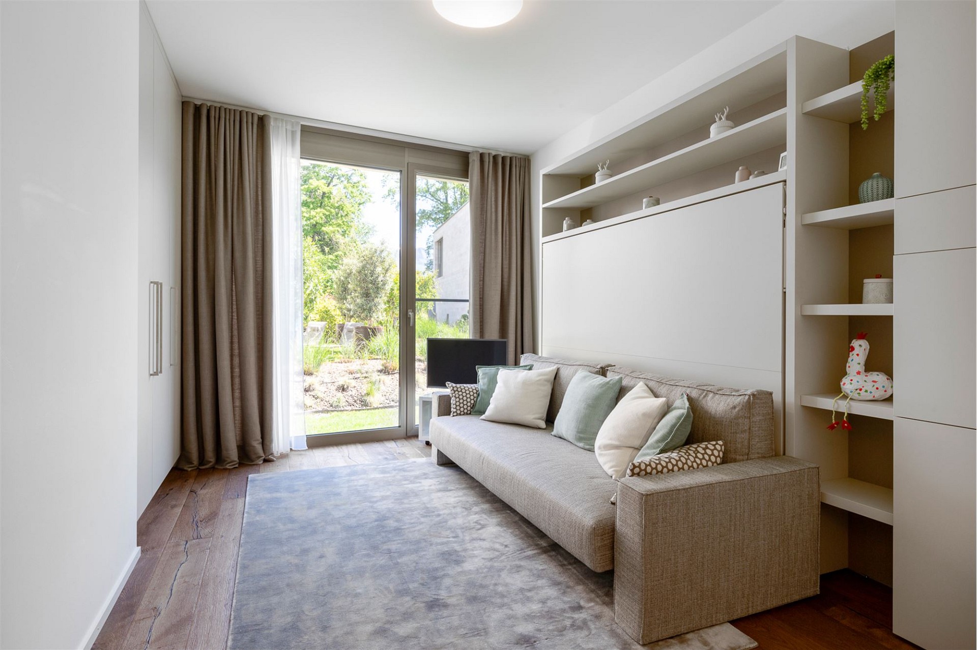 Modernes kleines Wohnzimmer mit großer Fensterfront