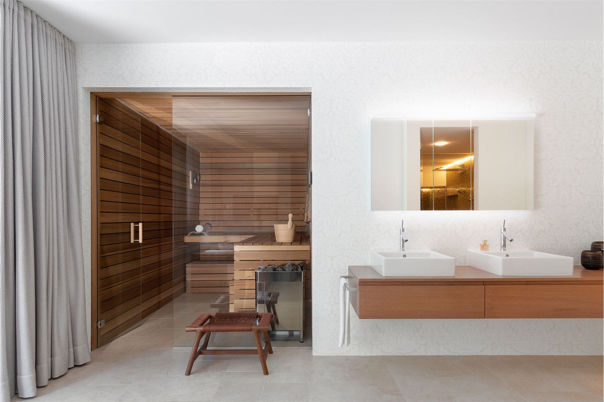 Wellnessbereich mit Sauna und Doppelwaschbecken