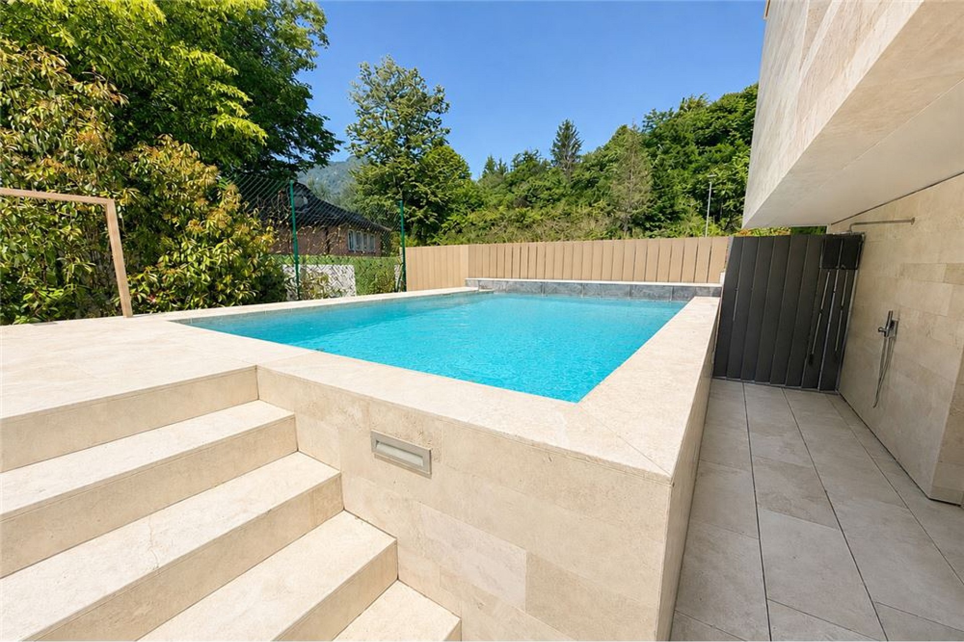 Außenbereich mit Pool und Terrasse