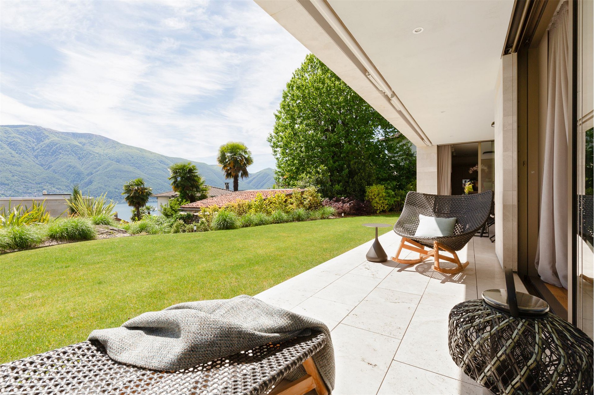 Terrasse mit Garten- und Bergblick