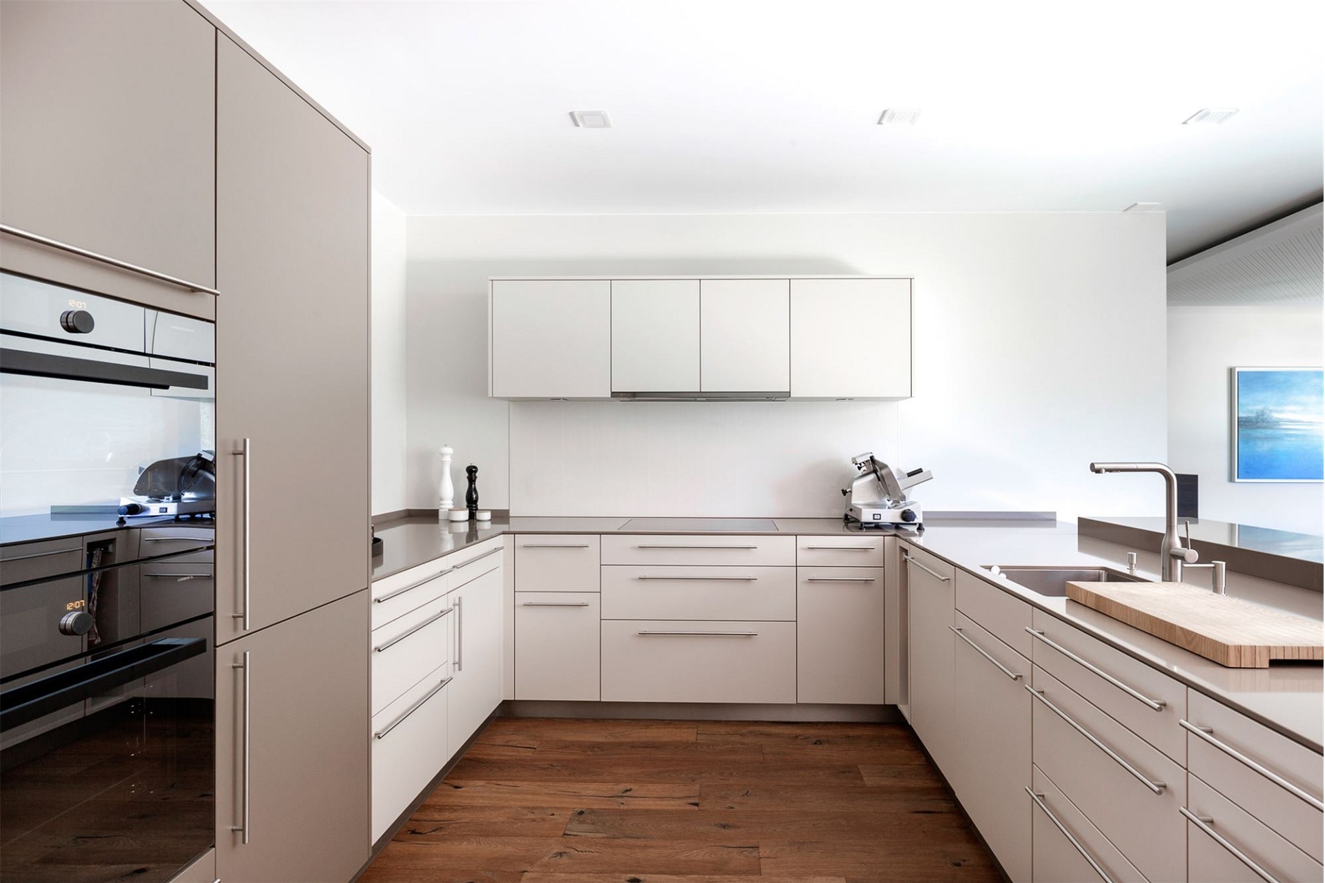 Moderne Designküche in hellen Tönen