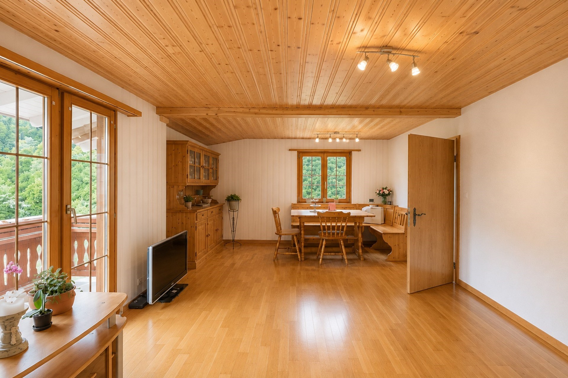 Heller Wohnraum mit Holzvertäfelung