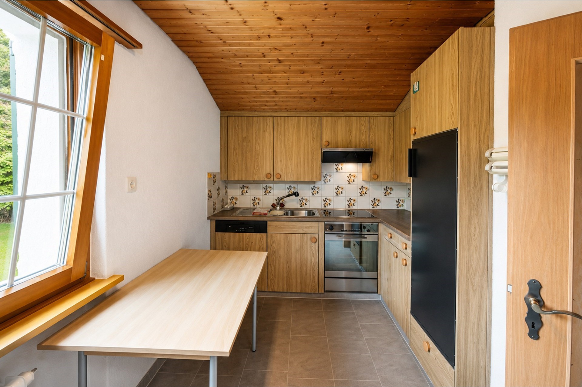 Kleine Wohnküche mit Holzfronten