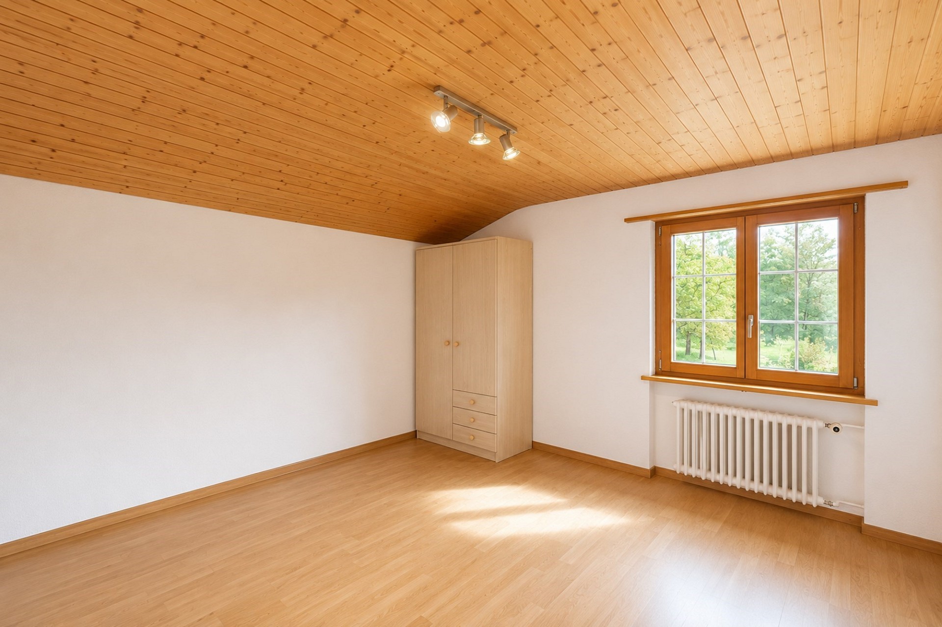 Helles Dachgeschosszimmer mit Holzdecke
