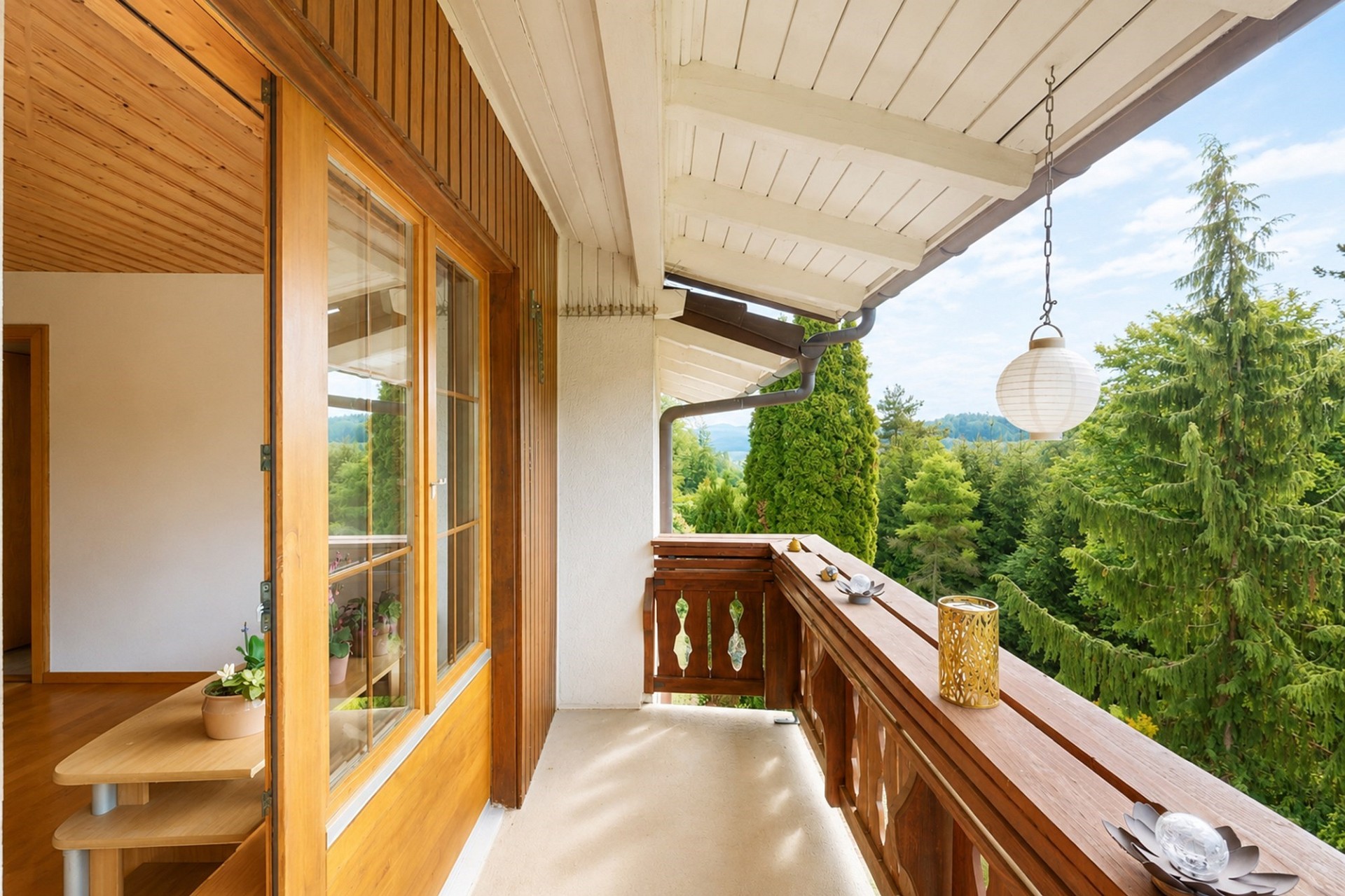 Balkon mit Holzgeländer und Bergblick