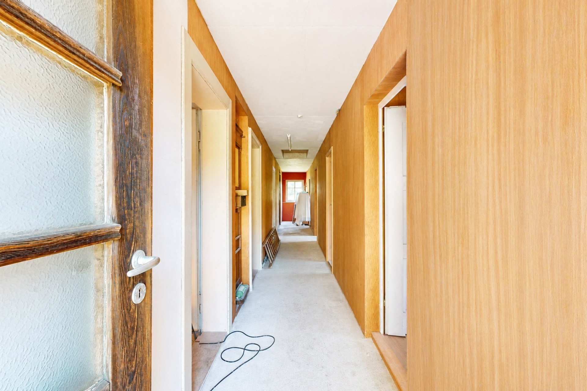 Langer Innenflur mit Holzverkleidung