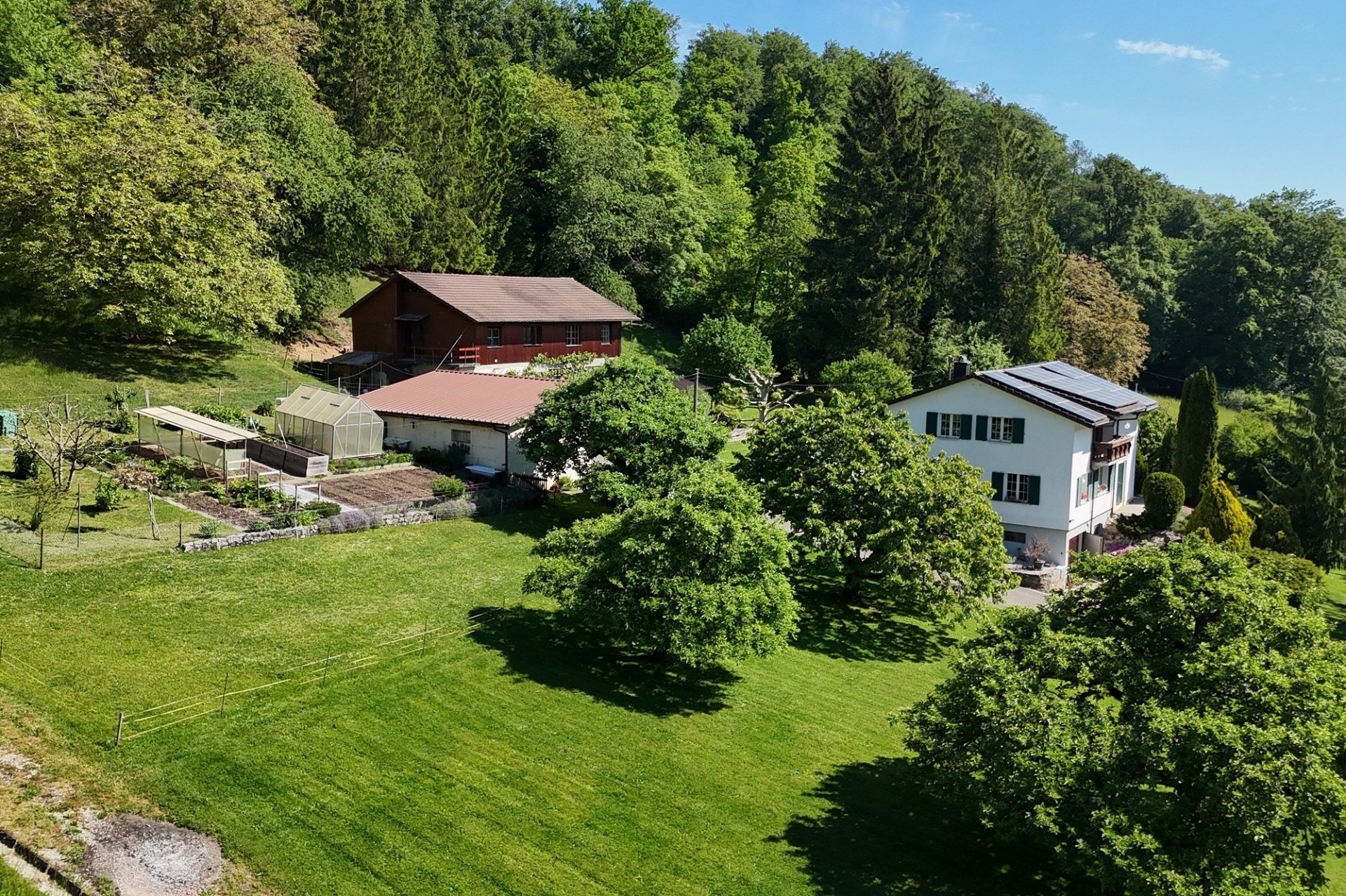 Ländliches Anwesen mit Haus, Nebengebäuden und Garten