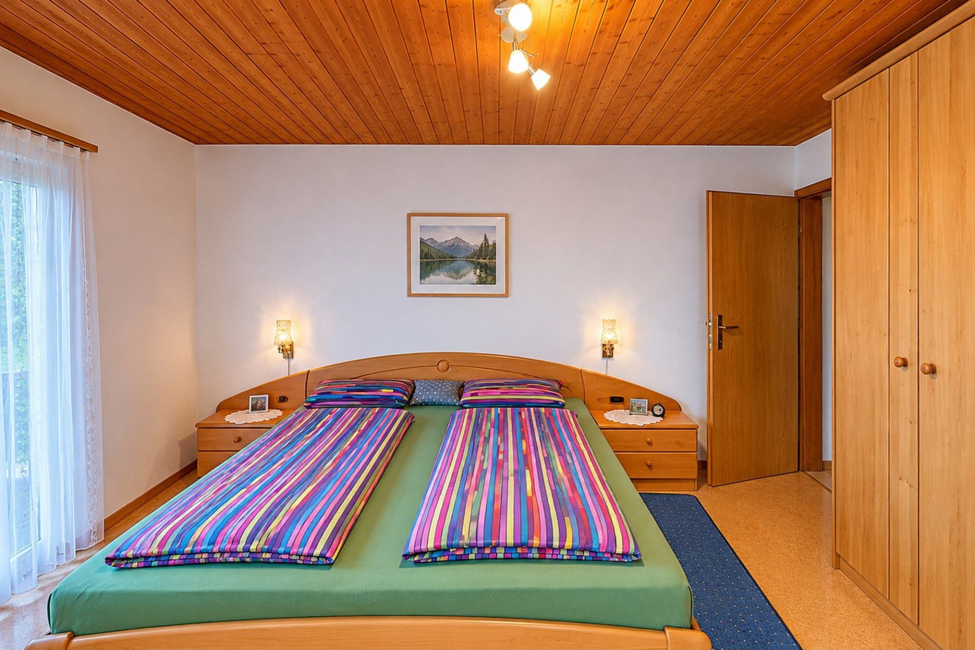 Schlafzimmer mit Holzausstattung