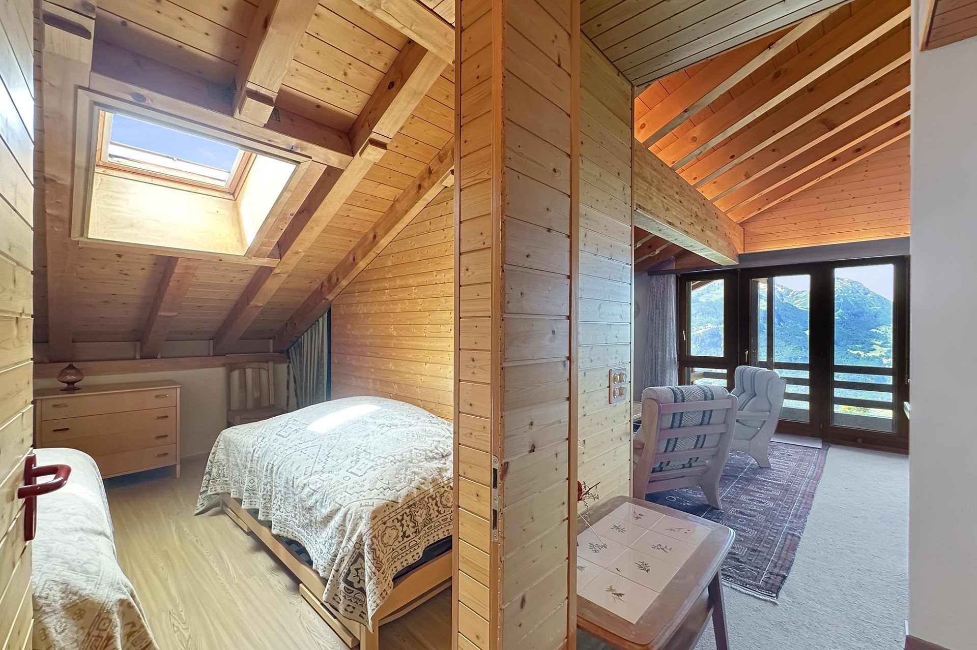 Gemütliches Dachgeschoss-Schlafzimmer mit Ausblick