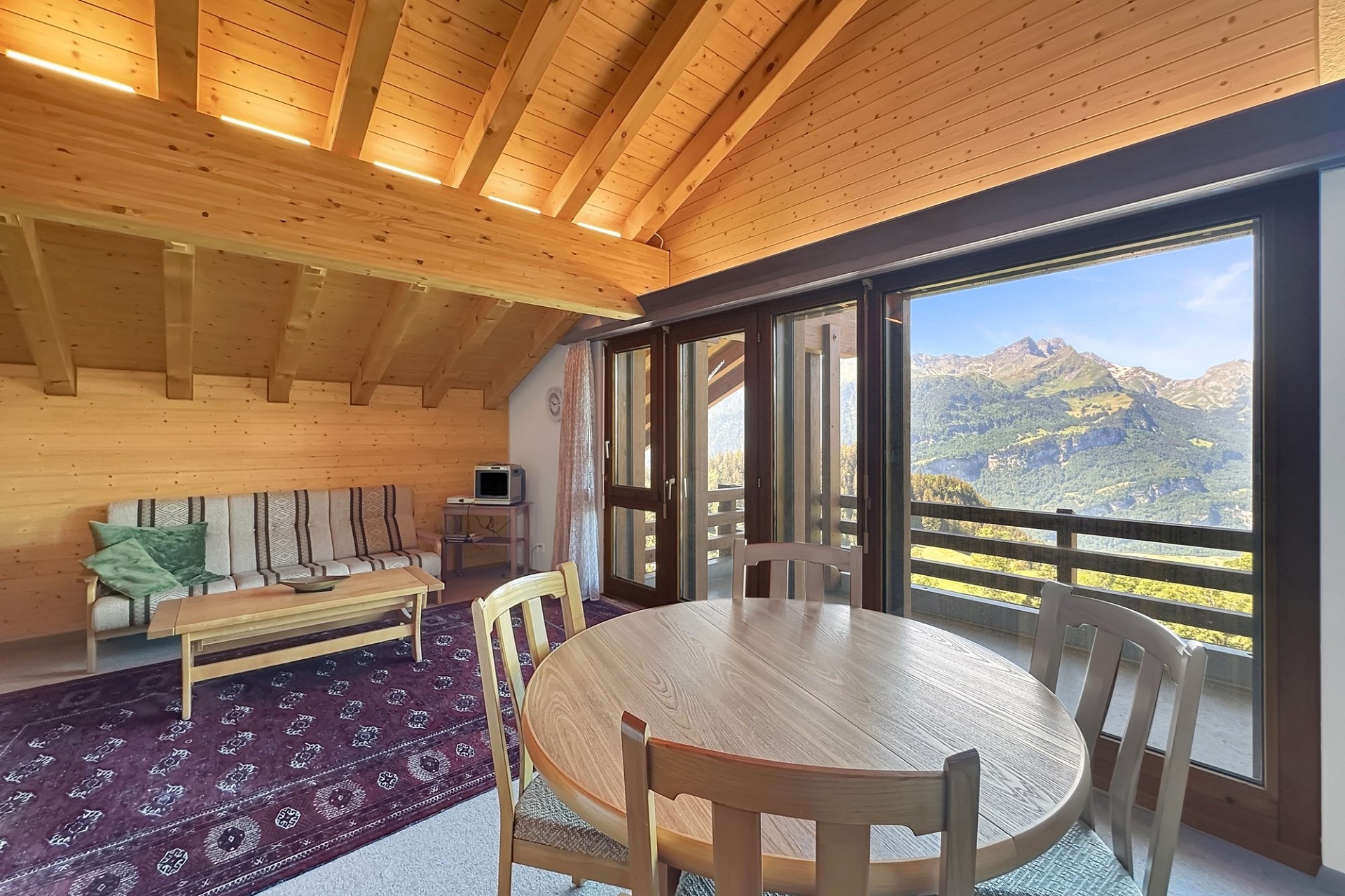 Gemütlicher alpiner Wohn- und Essbereich mit Bergblick