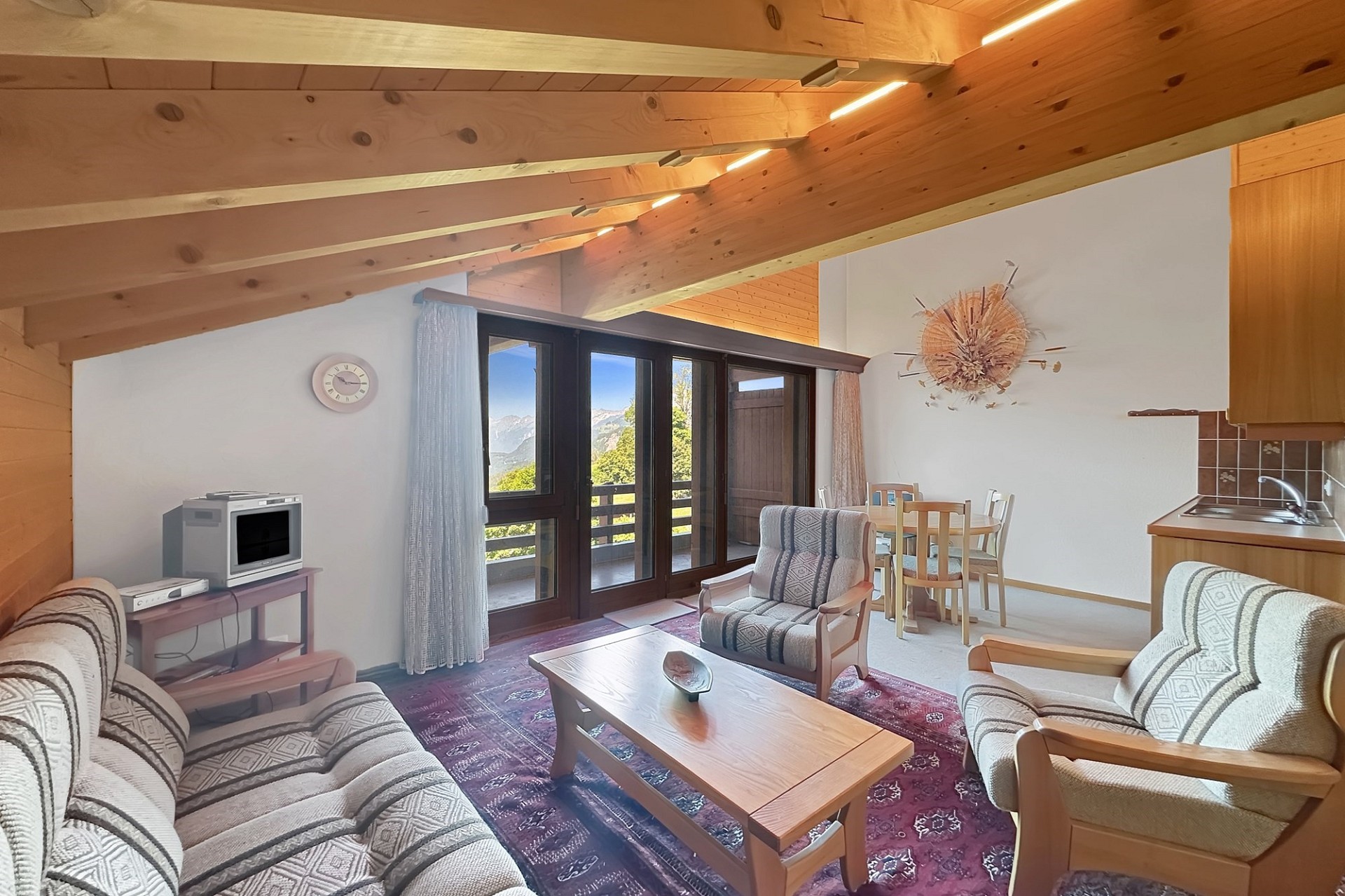 Gemütliches Wohnzimmer mit Bergblick
