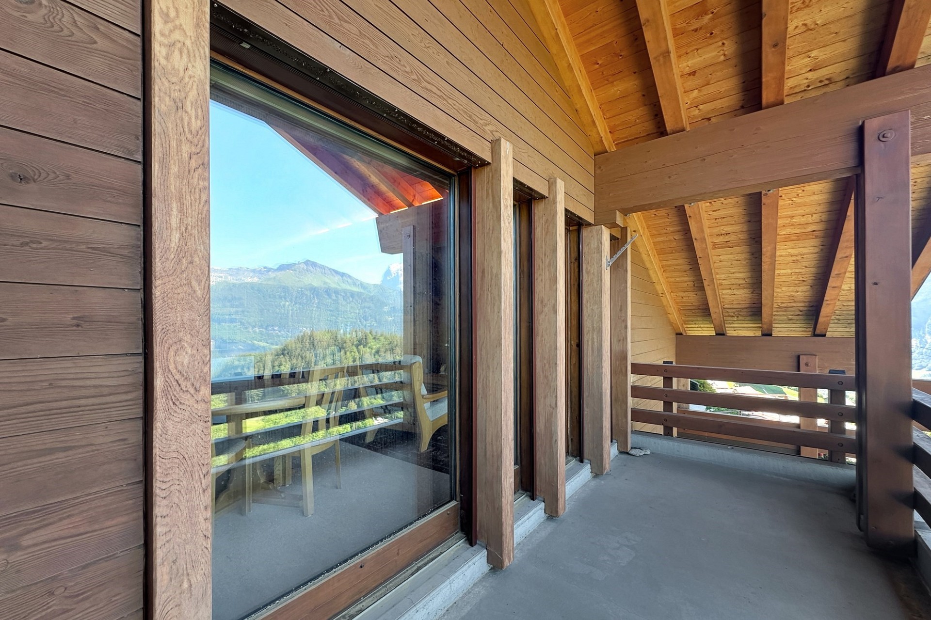 Holzbalkon mit Bergblick