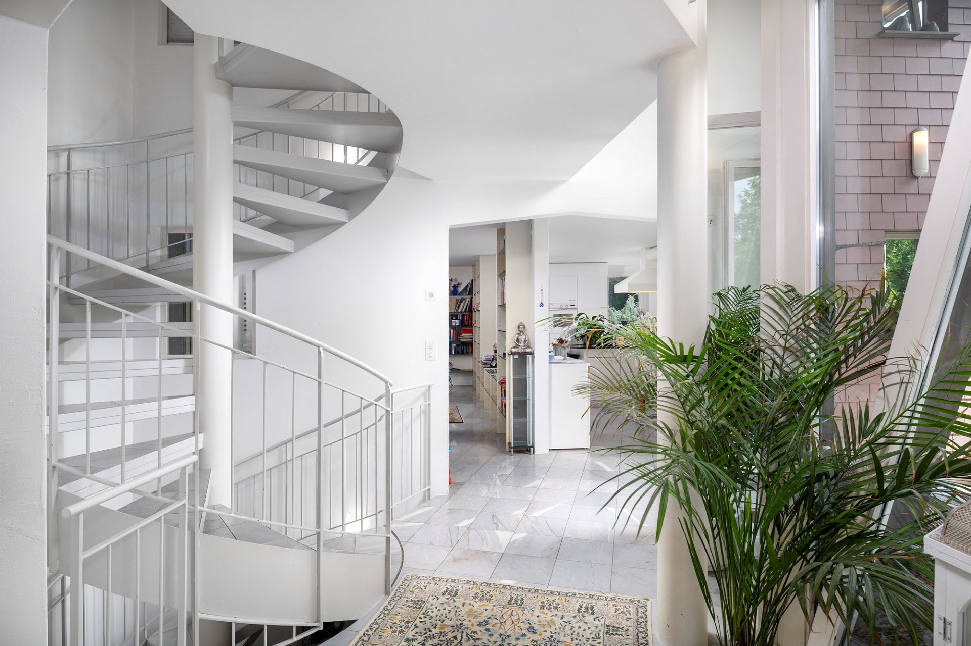 Heller Wohnbereich mit Wendeltreppe