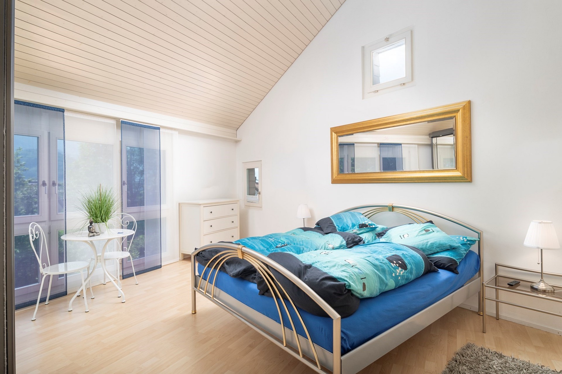 Helles Schlafzimmer mit Dachschräge