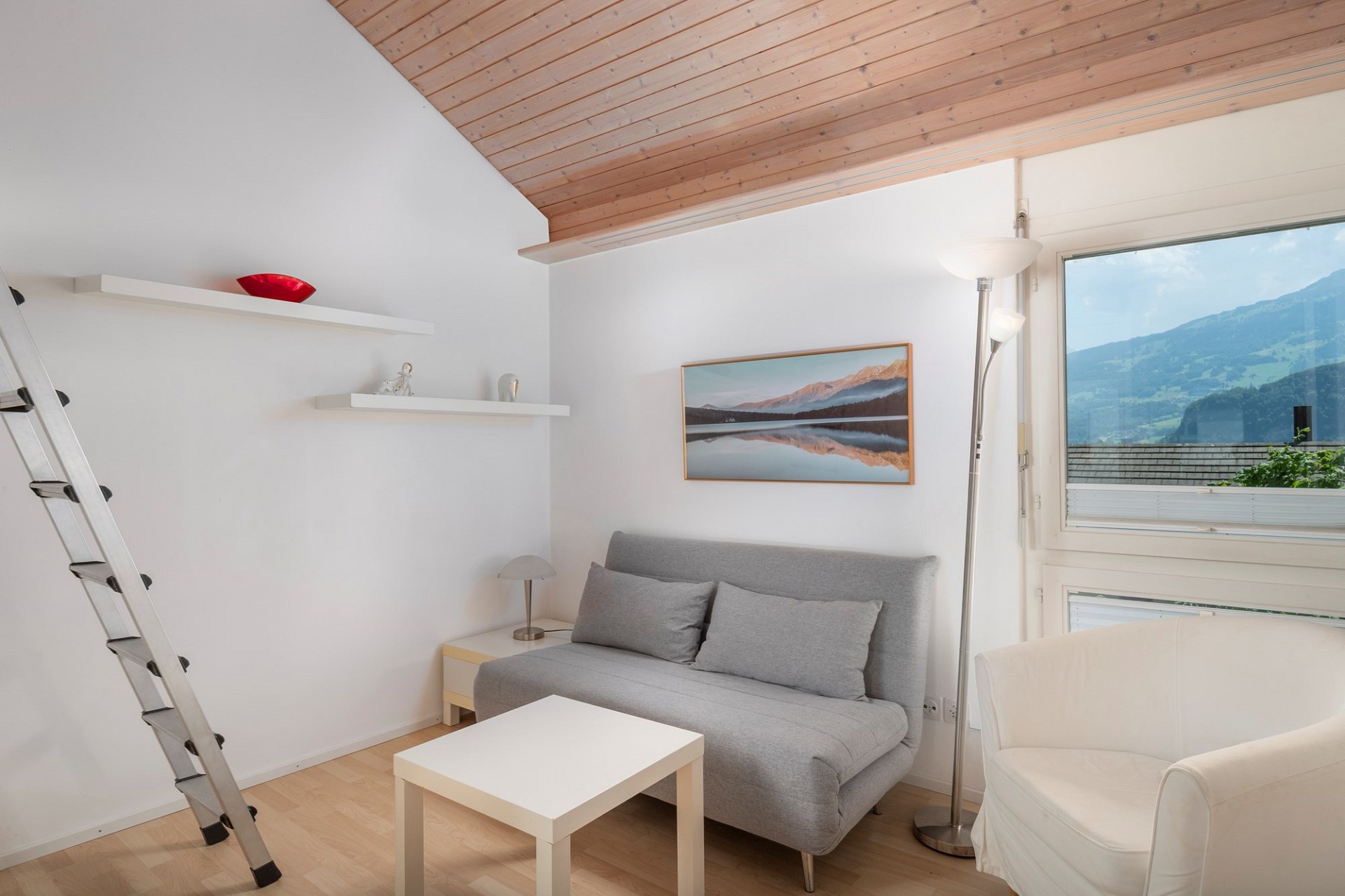 Helles Dachzimmer mit Sitzbereich