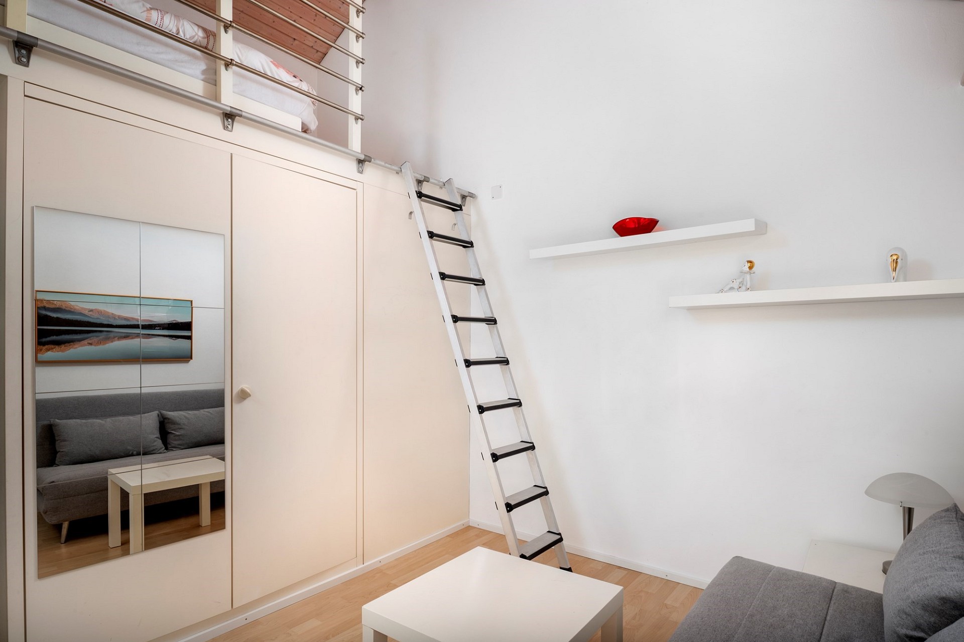 Helles Schlafzimmer mit Galerie und Einbauschrank
